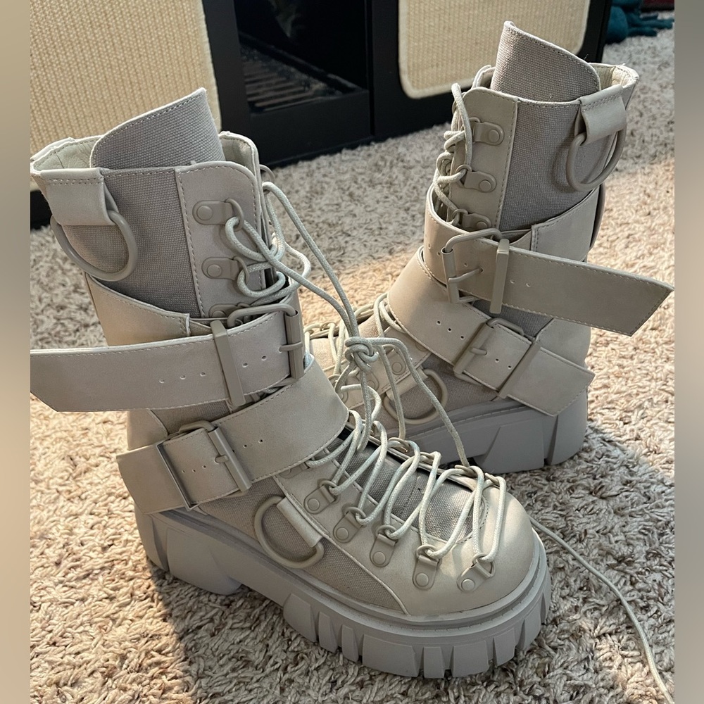 Low Traitor Boots